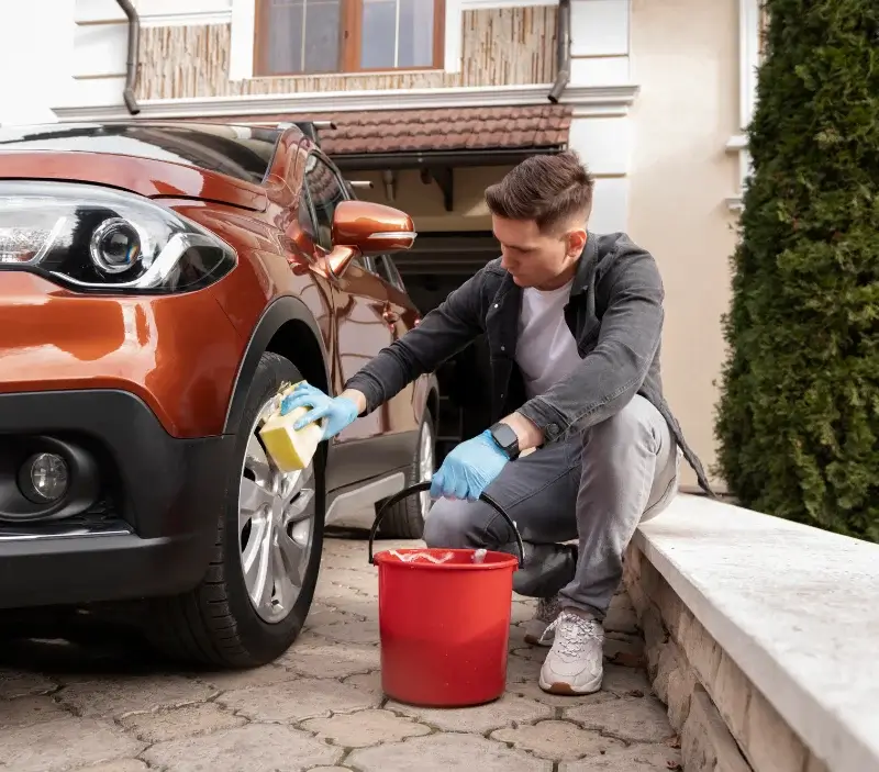 Lavage auto à domicile Huillé-Lézigné : professionnel intervenant sur un véhicule